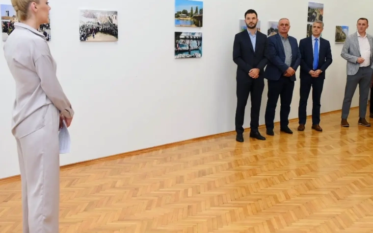 Отворена продајна хуманитарна изложба „Приједор у сликама”